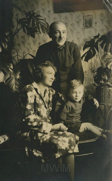 KKE 5369.jpg - Fot. Rodzinne. Rodzina Lorek, Franciszek i Józefa Lorek z synem Jurkiem Lorek, Lwów, 1933 r.